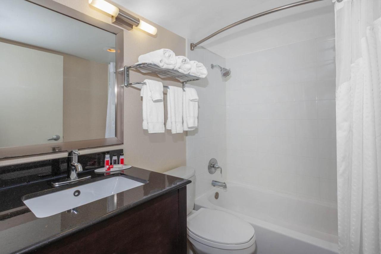 Days Inn By Wyndham Plattsburgh Bagian luar foto