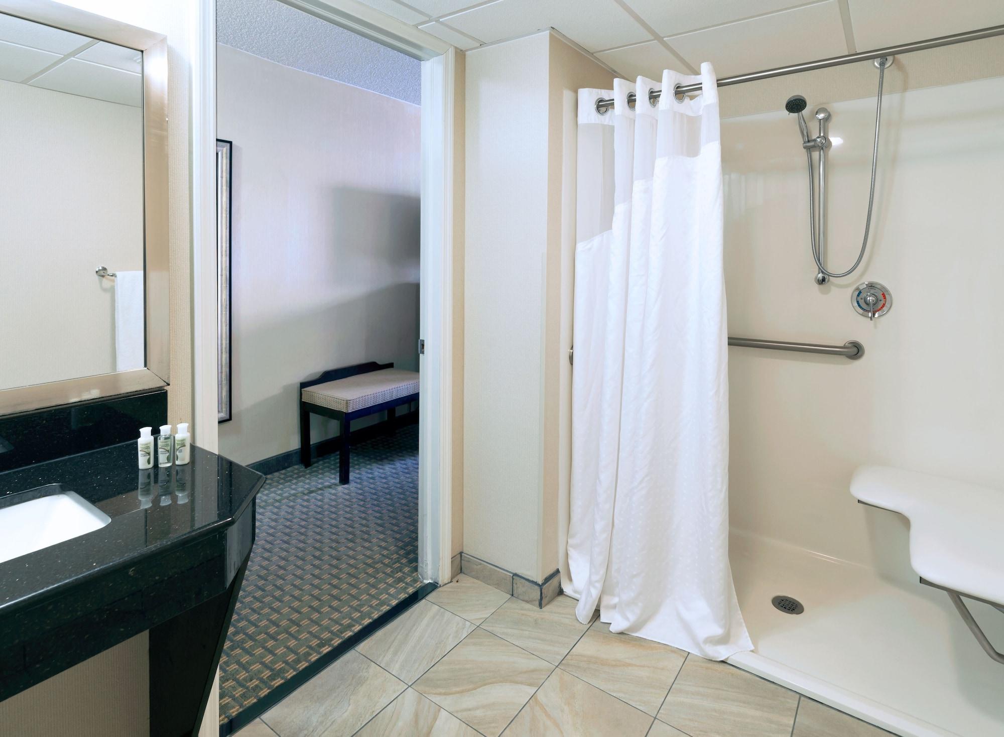 Days Inn By Wyndham Plattsburgh Bagian luar foto