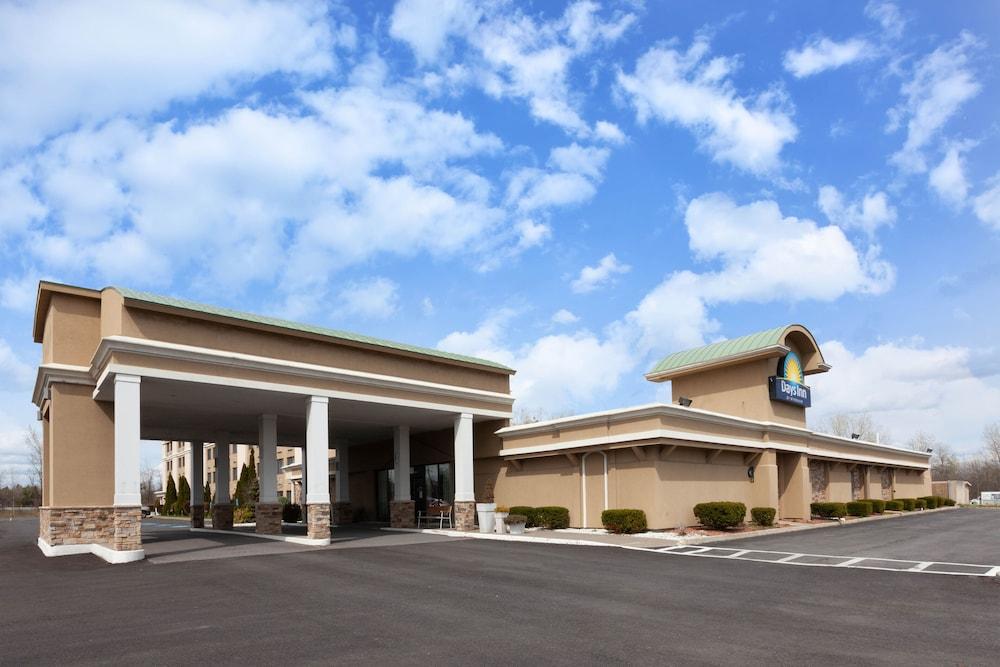 Days Inn By Wyndham Plattsburgh Bagian luar foto