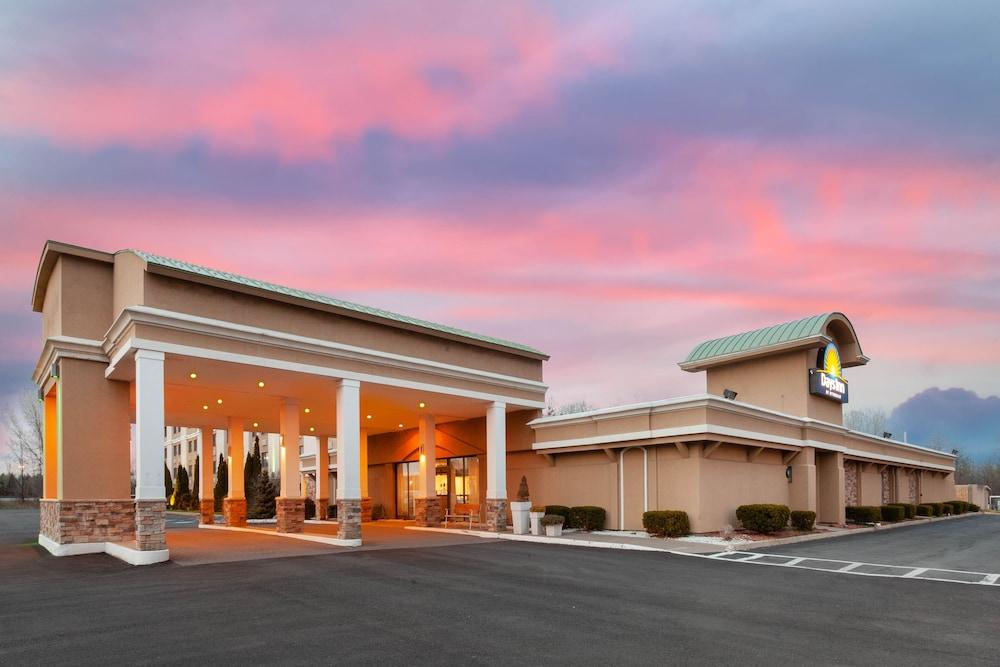 Days Inn By Wyndham Plattsburgh Bagian luar foto