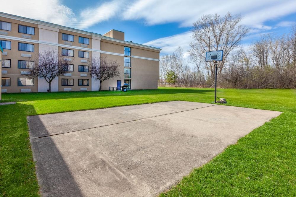 Days Inn By Wyndham Plattsburgh Bagian luar foto