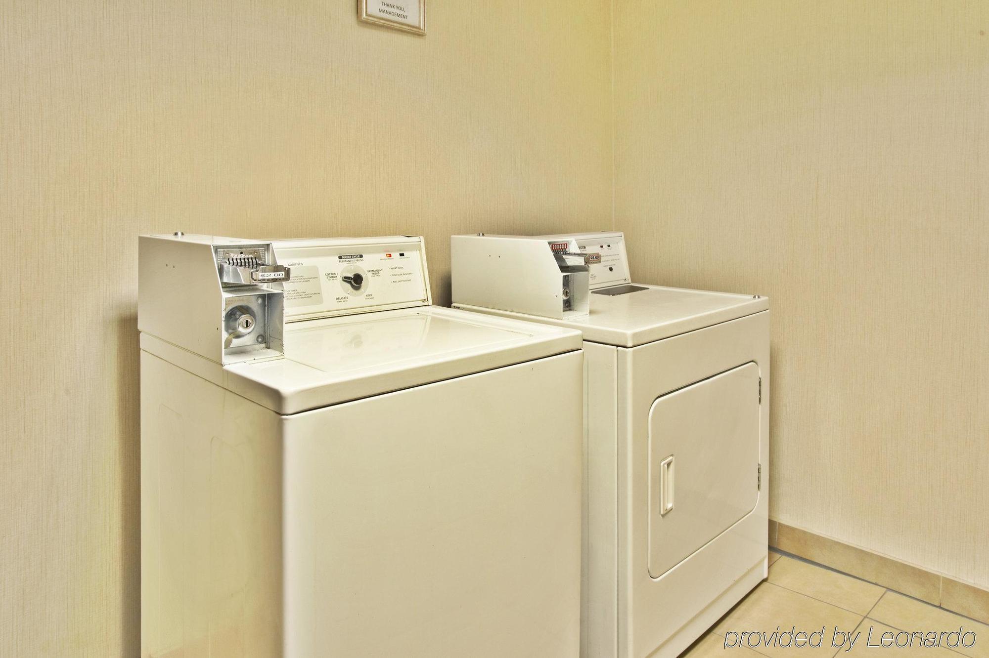 Days Inn By Wyndham Plattsburgh Bagian luar foto